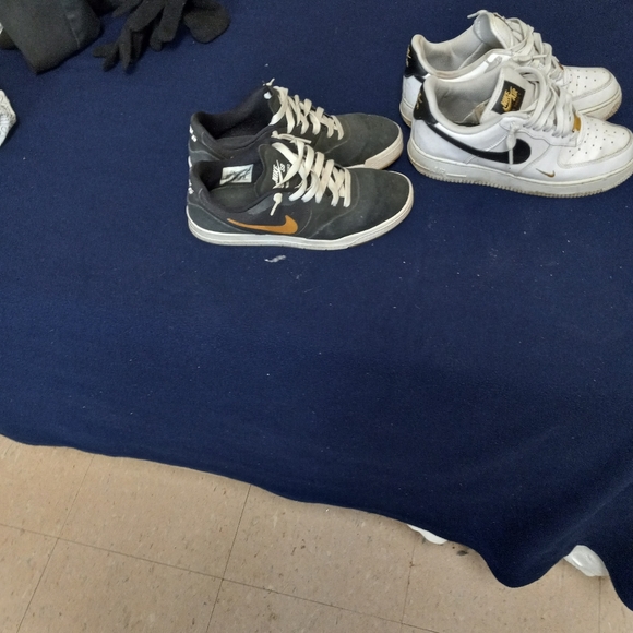 2 pairs Nike sneakers - Picture 5 of 7